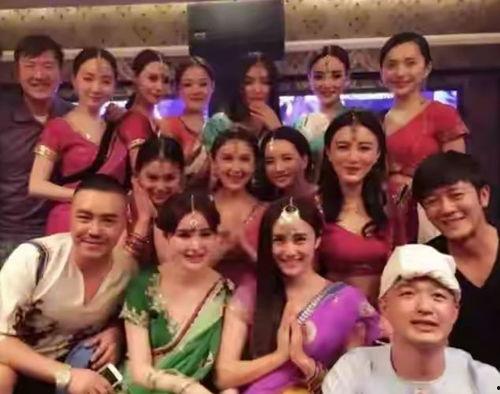 姐妹聚会吃瓜,瓜香四溢，欢乐时光尽享