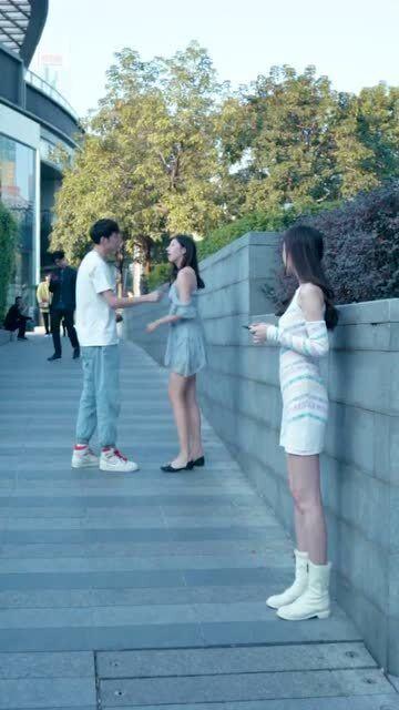 路人吃瓜看情侣吵架,吃瓜群众现场直播