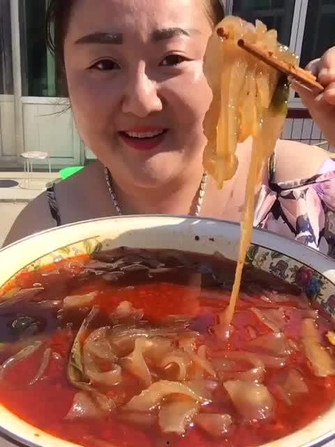 瓜大姐和瓜妈吃酸辣粉