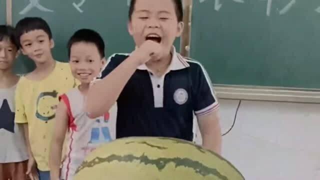 男同学吃瓜,男同学吃瓜趣事大盘点