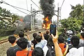 饭店起火吃瓜群众