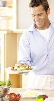 男子拿着瓜子吃瓜,男子悠然拿着瓜子吃瓜，生活小确幸尽收眼底